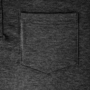 Détail de la maille chinée gris foncé avec poche poitrine à double surpiqûre renforcée
