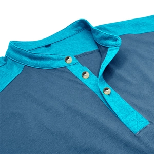 Dettaglio maglia Henley bicolore con spalle azzurre e bottoni in legno naturale