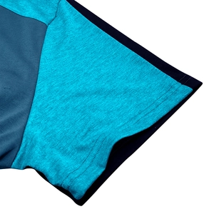 Dettaglio delle cuciture delle maniche e pannelli a contrasto della t-shirt sportiva
