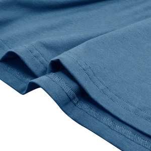 Vista dettagliata dell'orlo a doppia cucitura e della trama del tessuto a maglia blu navy
