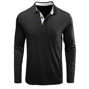 Détail du polo noir à manches longues avec doublure de col blanche et boutons en bois