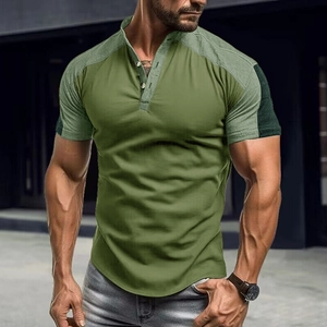 Dettaglio della maglia Henley slim fit verde oliva con scollo a tre bottoni e cuciture