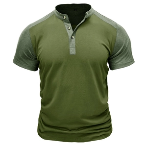 T-shirt Henley da uomo outdoor con blocchi di colore verde oliva e collo alla coreana