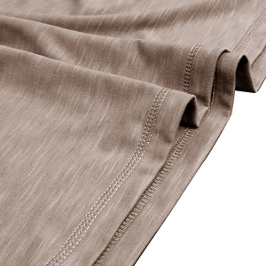 Détail du tissu flammé taupe et coutures à double aiguille de qualité sur l'ourlet