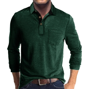 Détail d'un polo homme à manches longues vert foncé montrant la texture et la poche poitrine