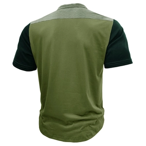 Maglia sportiva henley da uomo con maniche patchwork verdi e vista posteriore solida