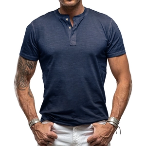 T-shirt Henley homme bleu marine à manches courtes avec trois boutons et texture flammée