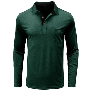 Détail de la texture du polo vert foncé et de trois boutons marron sur le col ouvert