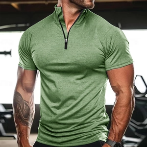 Dettaglio della maglia sportiva verde da uomo con zip e tessuto elasticizzato melange