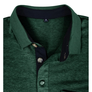 Détail du col d'un polo vert foncé avec bordure bleue et texture de maille de qualité