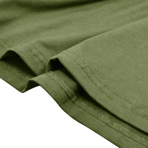 Dettaglio del tessuto a maglia verde oliva con cucitura a doppio ago precisa