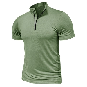 Dettaglio della maglia sportiva verde oliva con collo a zip e trama traspirante