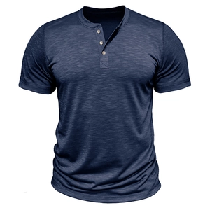 Vue détaillée du tissu en coton bleu marine et des boutons en bois du Henley