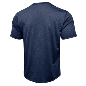 Vue détaillée du dos d'un t-shirt Henley bleu marine avec texture de tissu flammé