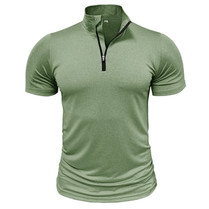 Dettaglio di polo sportiva verde chiaro ad asciugatura rapida con colletto a zip