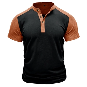 Dettaglio del collo Henley bicolore con tre bottoni color ambra e tessuto a maglia fine