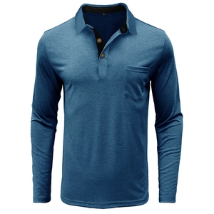 Détail d'un polo à manches longues bleu marine avec poche poitrine et col à trois boutons
