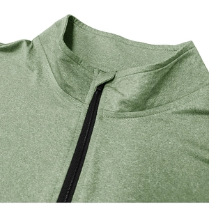 Dettaglio del colletto a lupetto verde melange con cerniera nera su maglia sportiva