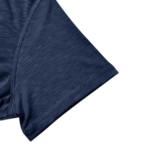 Détail de la couture plate et de l'ourlet à double aiguille sur une manche chinée bleue