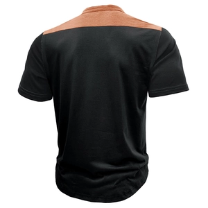 Dettaglio posteriore di una maglia Henley da uomo con cuciture a contrasto nero e caramello