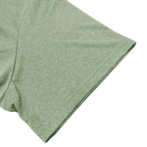 Dettaglio del polsino in maglia mélange verde erba con doppia cucitura resistente