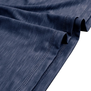 Détail du tissu chiné bleu foncé montrant la couture à double aiguille et la texture