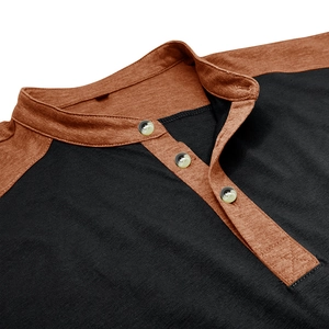 Dettaglio del colletto Henley a contrasto con tre bottoni su t-shirt sportiva da uomo