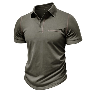 Détail du polo vert armée avec coutures contrastées et design de poche sur la poitrine