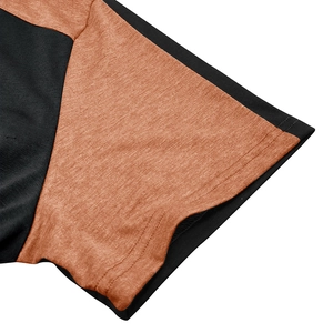 Dettaglio delle cuciture a contrasto e della trama del tessuto su una maglietta henley