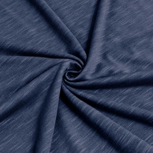Gros plan du tissu bleu foncé à texture flammée pour t-shirt Henley à manches courtes homme