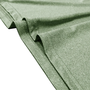 Dettaglio dell'orlo con doppia cucitura su maglia sportiva traspirante color verde salvia