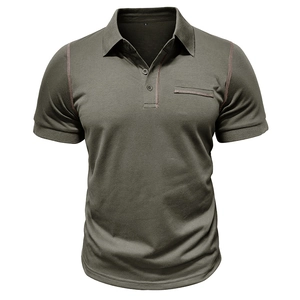 Détail d'un polo vert olive avec coutures contrastées sur l'épaule et la poche
