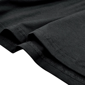 Dettaglio della doppia cucitura sull'orlo della maglietta henley sportiva nera