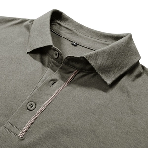 Détail d'un polo homme vert olive avec col, boutons et texture de maille fine