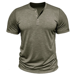 Détail du henley en coton flammé vert olive montrant les boutons et la texture du tissu