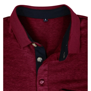 Détail du polo bordeaux pour homme avec col contrasté et patte de boutonnage à trois boutons