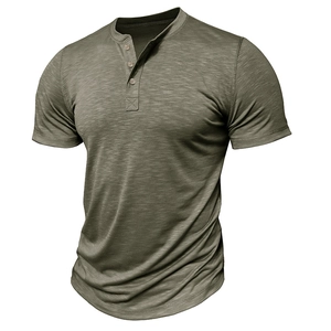Détail du t-shirt Henley vert armée avec patte à trois boutons et tissu texturé