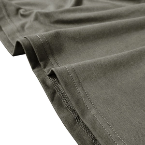 Détail de couture à double aiguille sur l'ourlet d'un polo vert olive foncé