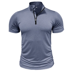Dettaglio di polo sportiva blu grigiastra con colletto a zip ed etichetta taglia L