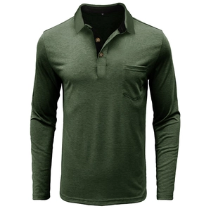 Détail du polo vert foncé avec texture en coton flammé et poche sur la poitrine