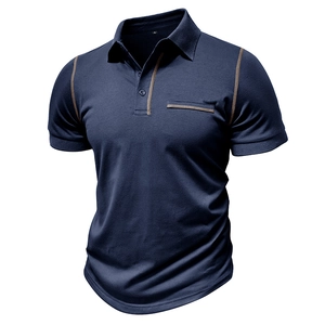 Détail d'un polo bleu marine avec des surpiqûres contrastées brunes au col et à la poche