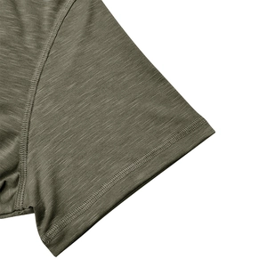 Gros plan du tissu en maille chiné vert olive avec coutures détaillées à double aiguille sur t-shirt