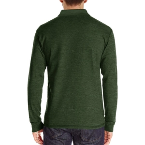 Vue détaillée du dos d'un polo à manches longues pour hommes en tissu texturé vert foncé