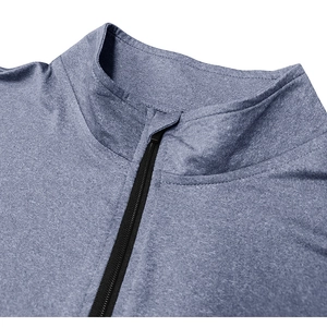 Dettaglio del colletto con zip blu melange e cuciture sulla maglietta sportiva uomo