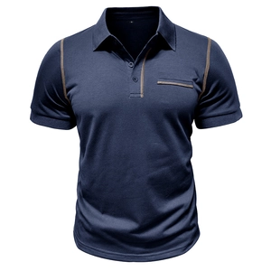 Détail d'un polo bleu marine montrant la texture piquée et les coutures contrastées sur la patte