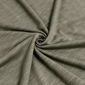 Détail macro de la texture slub respirante et du tricot gris-vert du t-shirt homme