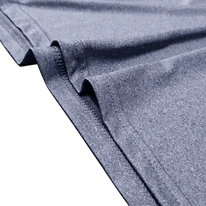 Dettaglio ravvicinato del tessuto blu scuro elastico con cuciture a doppio ago resistenti