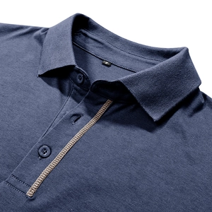 Détail d'un polo bleu marine pour hommes montrant l'étiquette, les boutons et les coutures