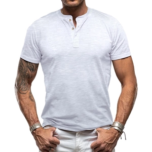 Gros plan d'un t-shirt Henley blanc à manches courtes avec col à trois boutons et tissu texturé