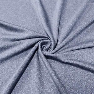 Dettaglio ravvicinato del tessuto a maglia blu mélange elastico con trama ad asciugatura rapida